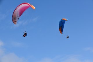 Le parapente biplace est considéré comme un sport de contact